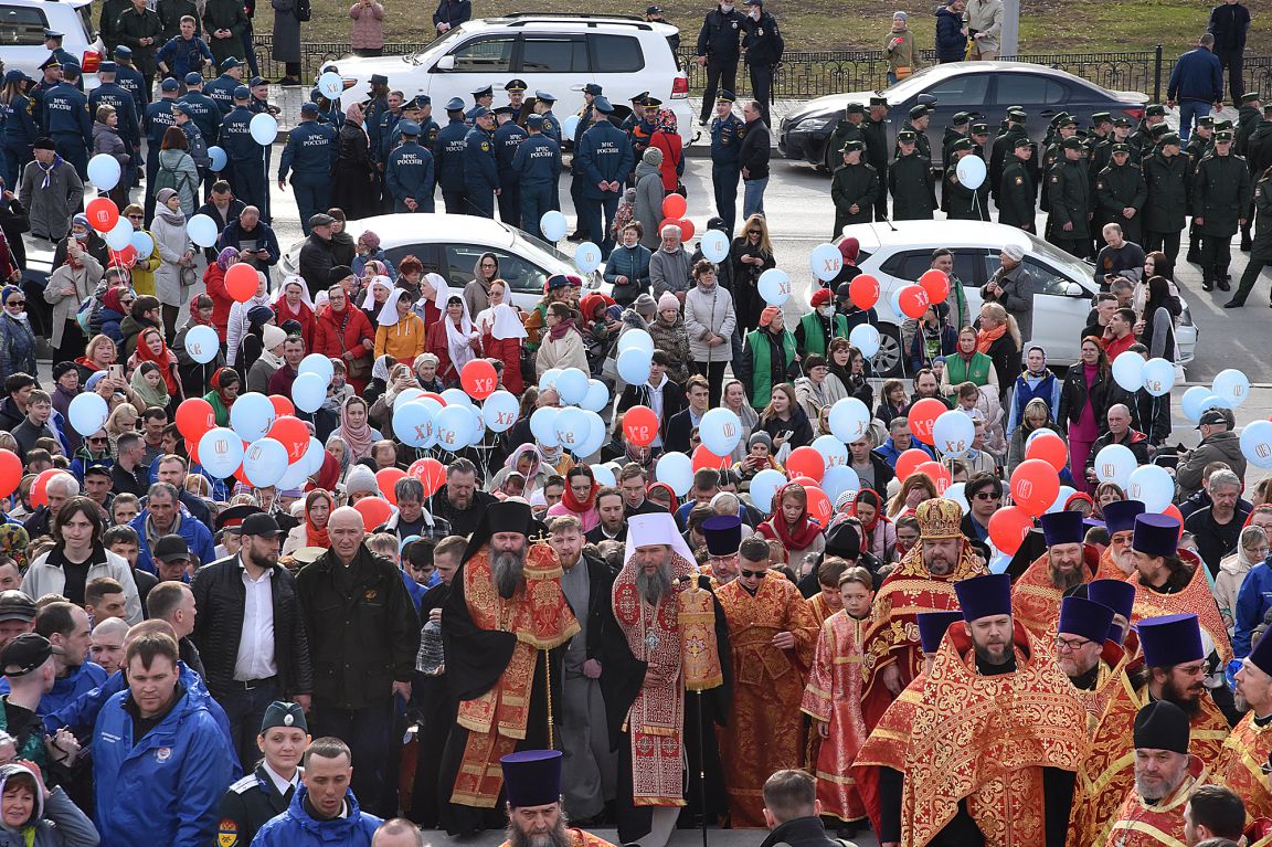 В Екатеринбурге прошел Пасхальный крестный ход. Фото - «Уральский рабочий»